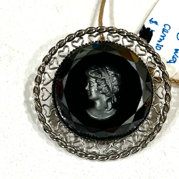 INTAGLIO REVERSE CAMEO LADY BLACK FACETED GLASS ROUND 1.5” BROOCH VINTAGE EUC - Picture 3 of 8
